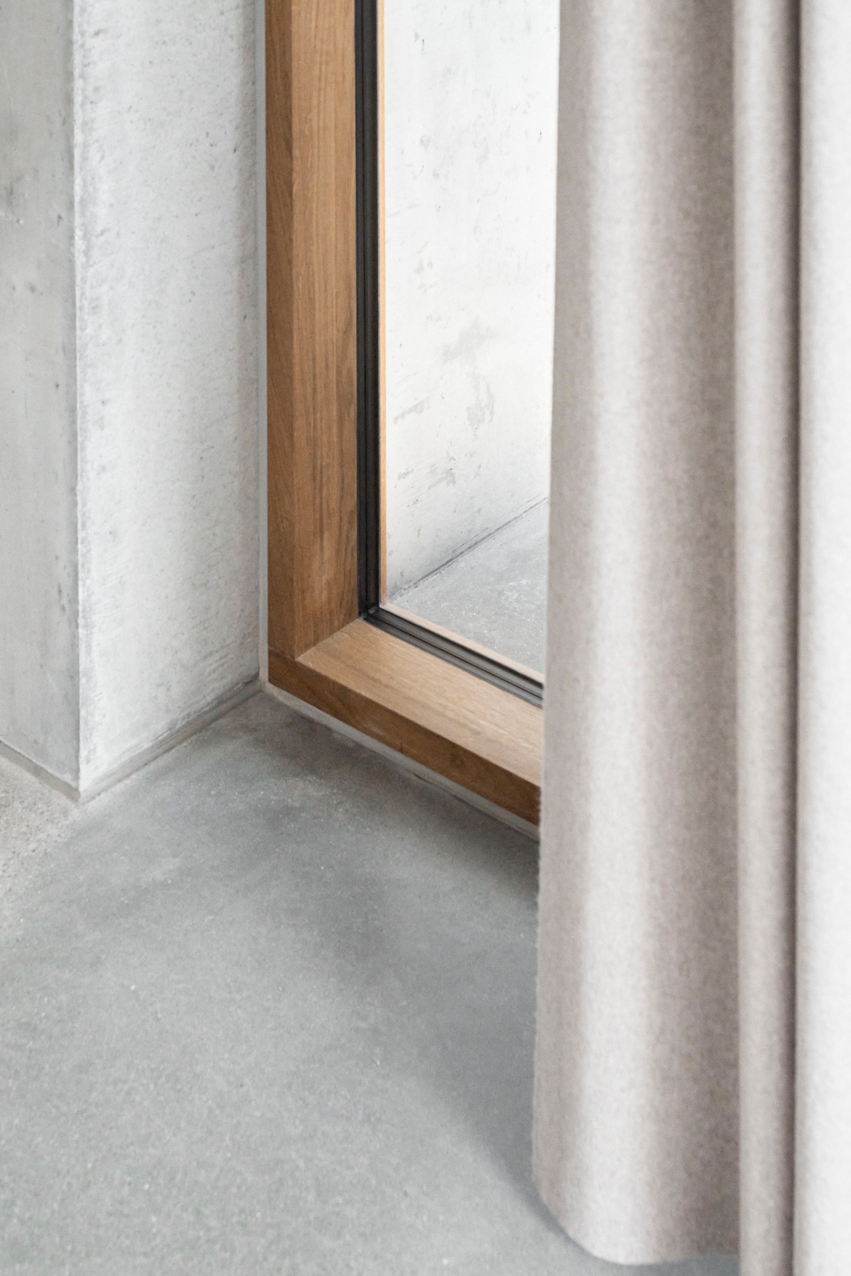 Detaljer i beton hus, kvadrat gardin og kronevinduer